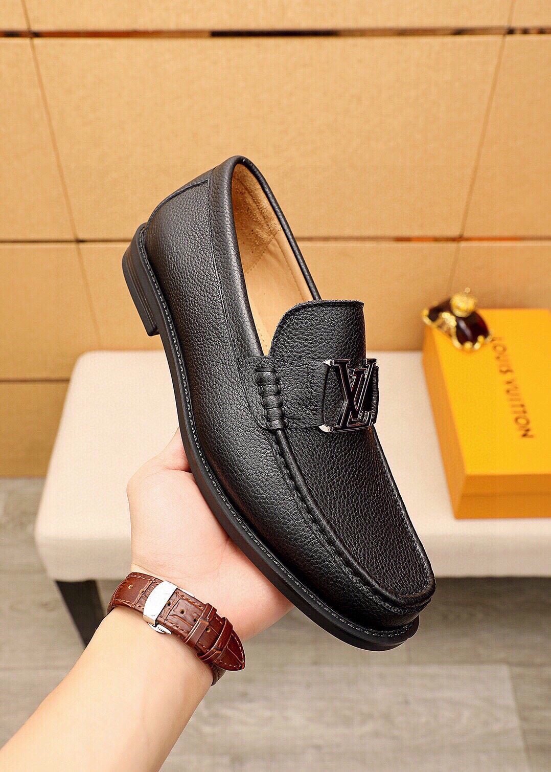 微商相册测试鞋子-Louis Vuitton Black Pebbled Loafers — model