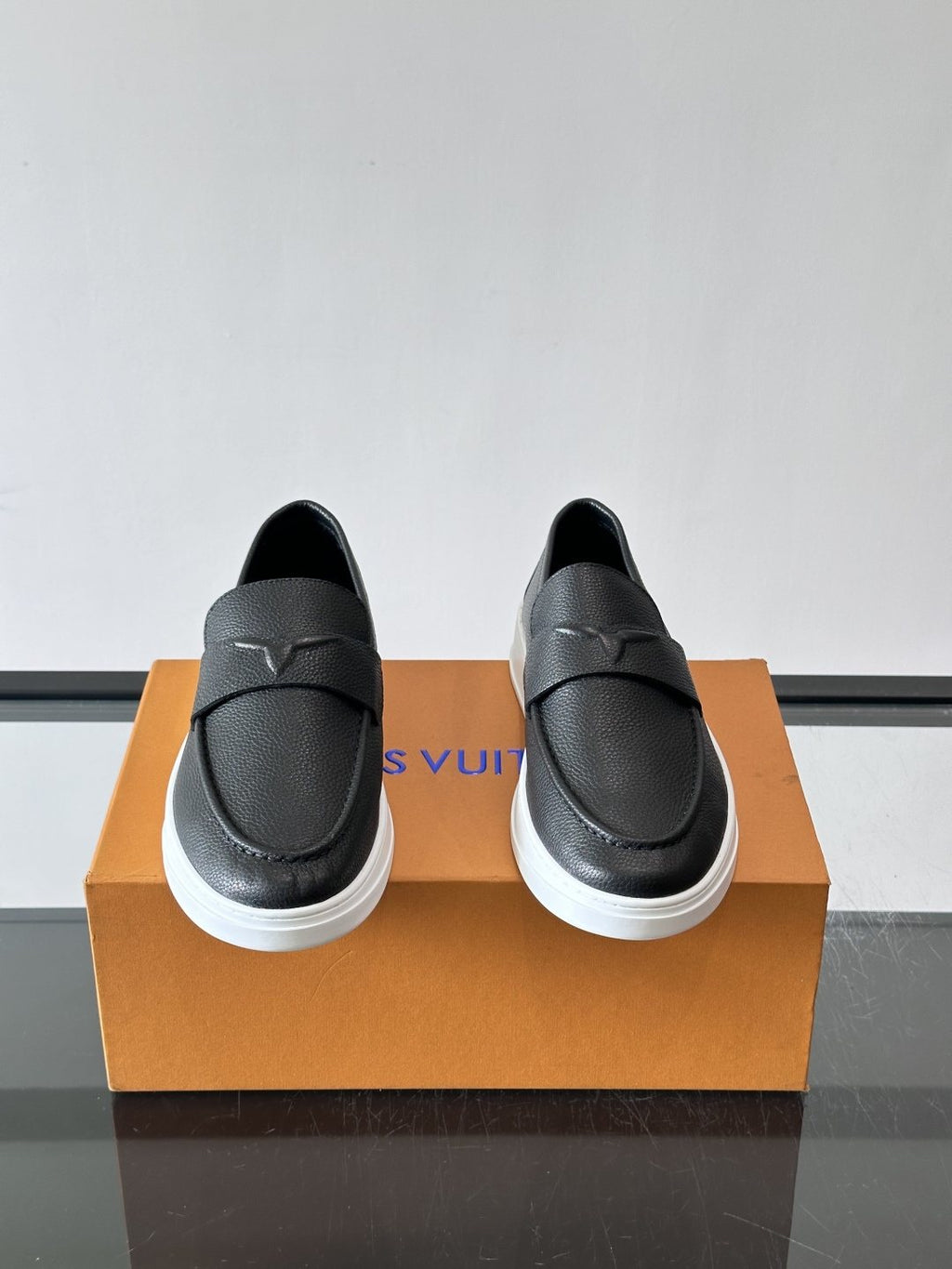 微商相册测试鞋子-Louis Vuitton Black Platform Loafers — front
