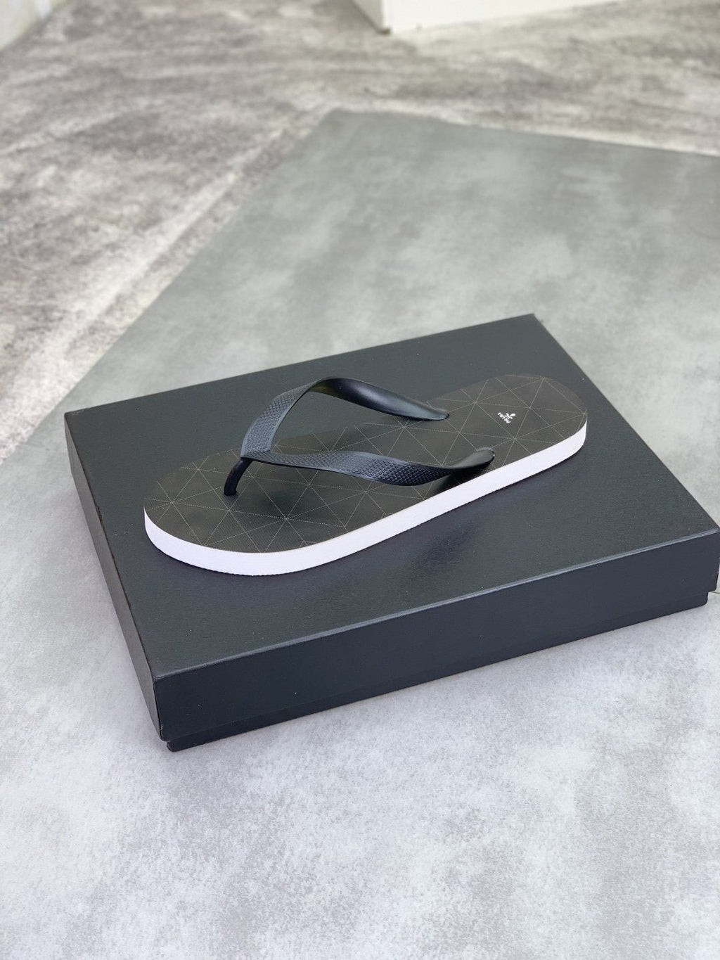 微商相册测试鞋子-Prada Dark Gray and Black Flip-Flops — front