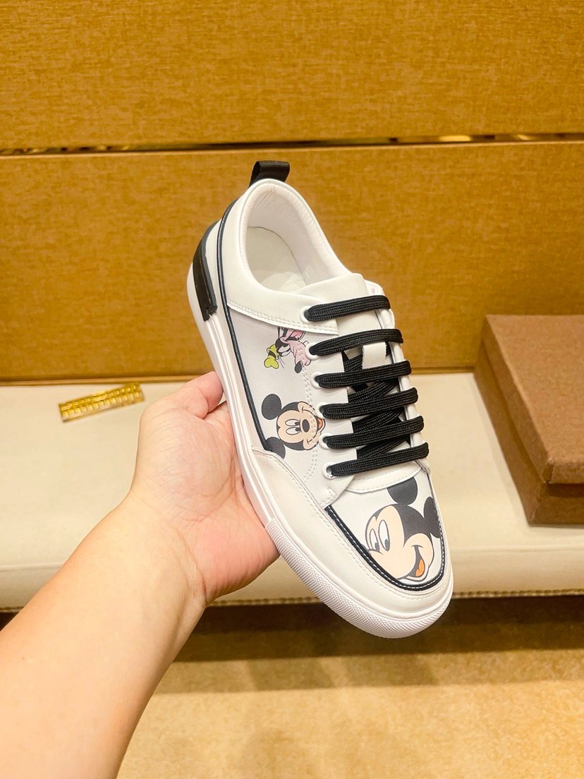 White Graphic Low-Top Sneakers — model