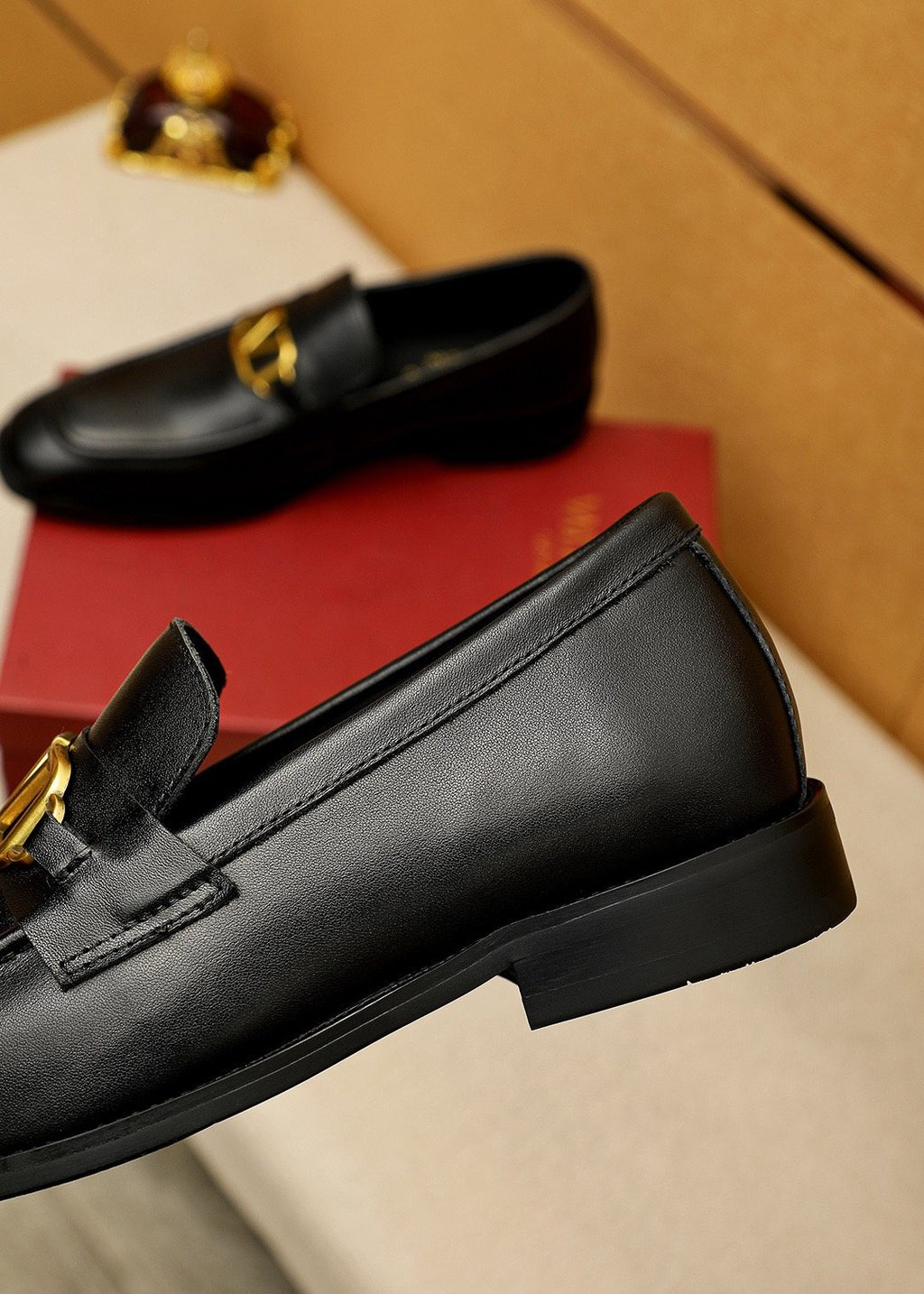 微商相册测试鞋子-Valentino Gold-Tone V Hardware Loafers — model