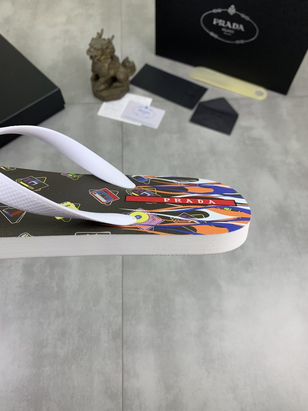 微商相册测试鞋子-Prada Multicolor Print Flip-Flops — side