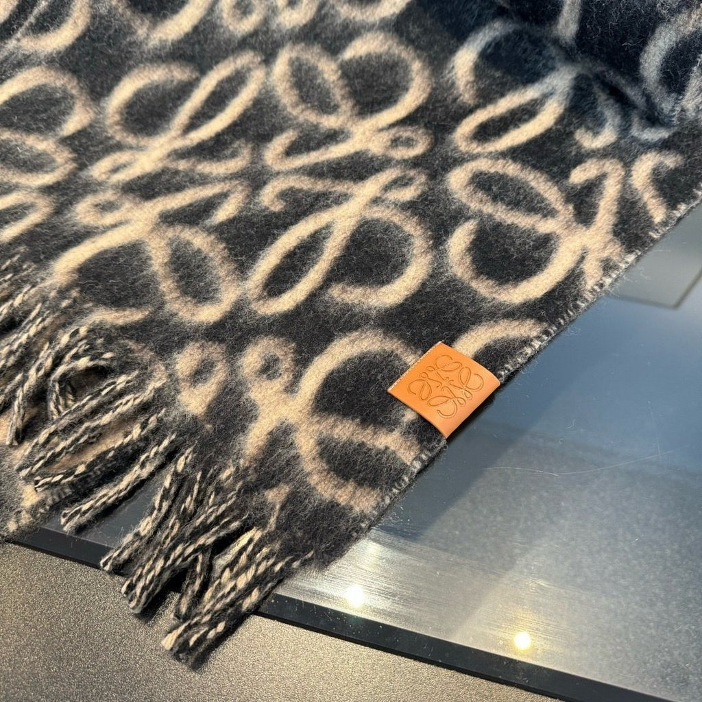 Loewe Loop Motif Fringed Scarf — detail