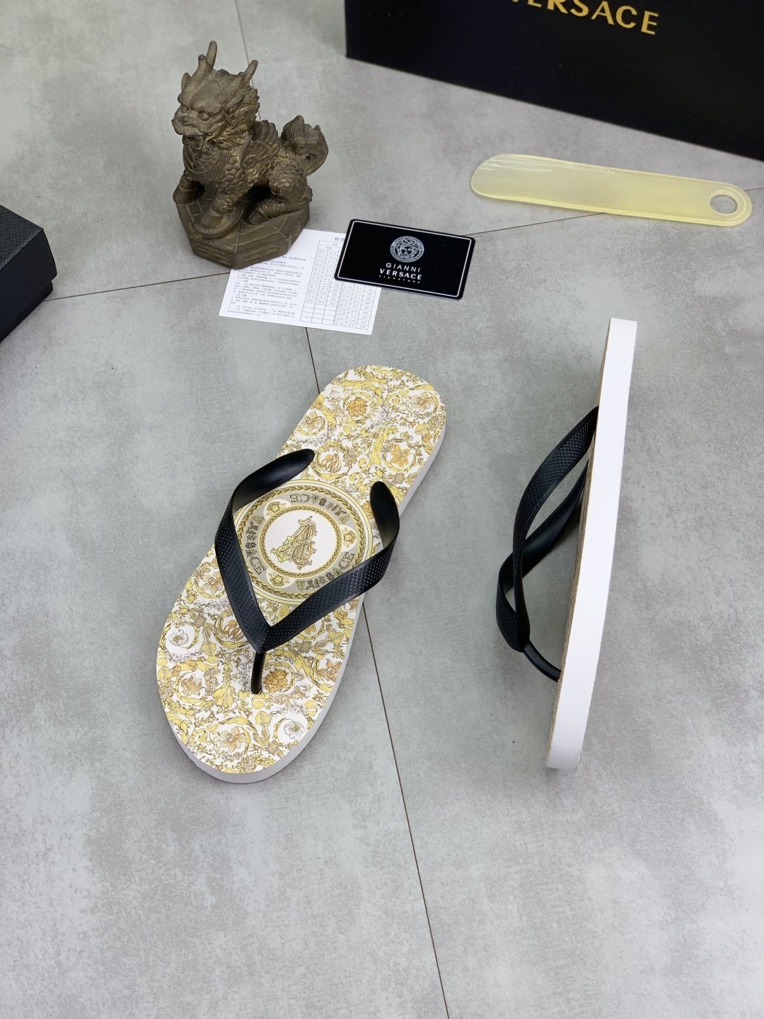 微商相册测试鞋子-Versace Baroque Print Flip-Flops — side