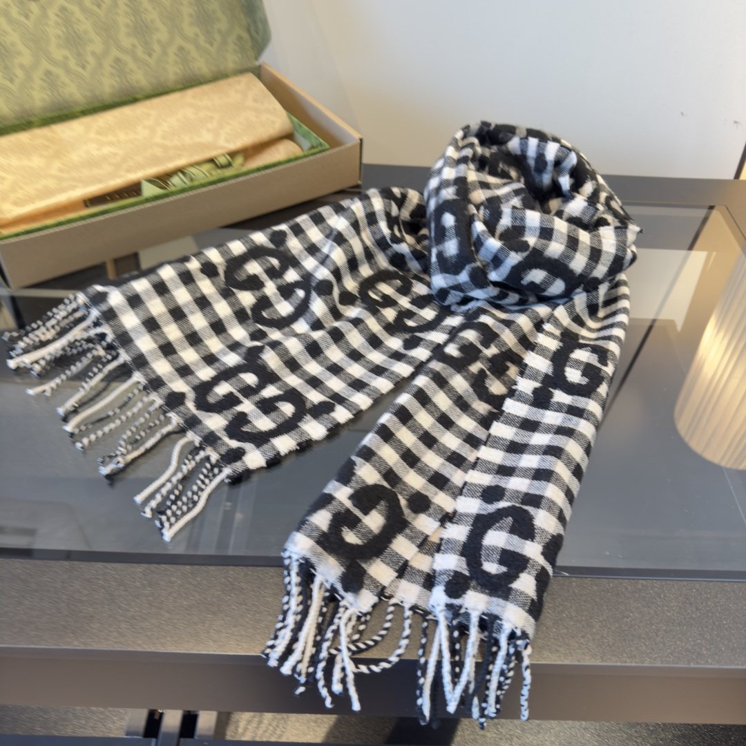 Gucci Check Fringed Scarf — front