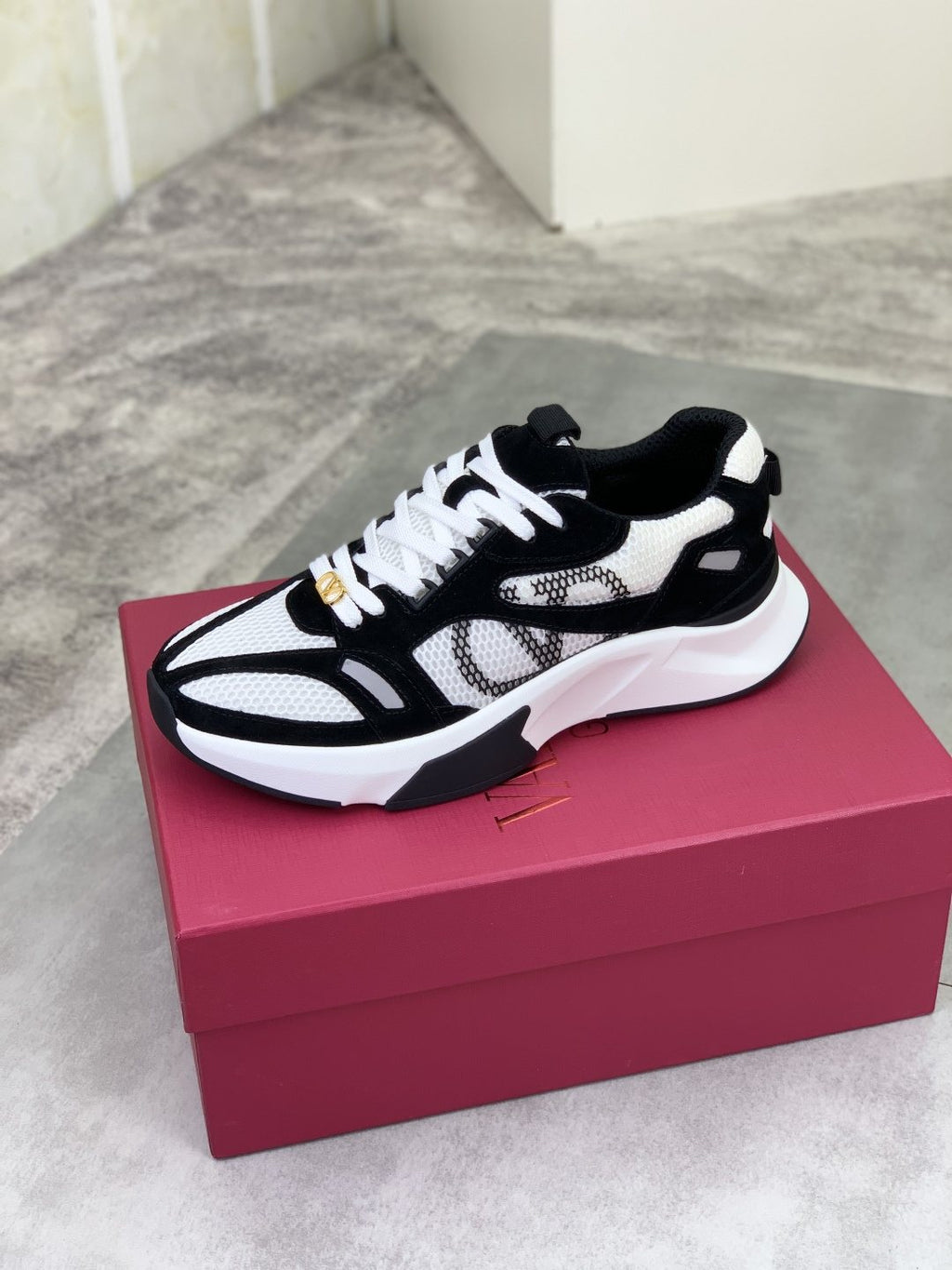微商相册测试鞋子-Valentino VLogo Mesh Low-Top Sneakers — side