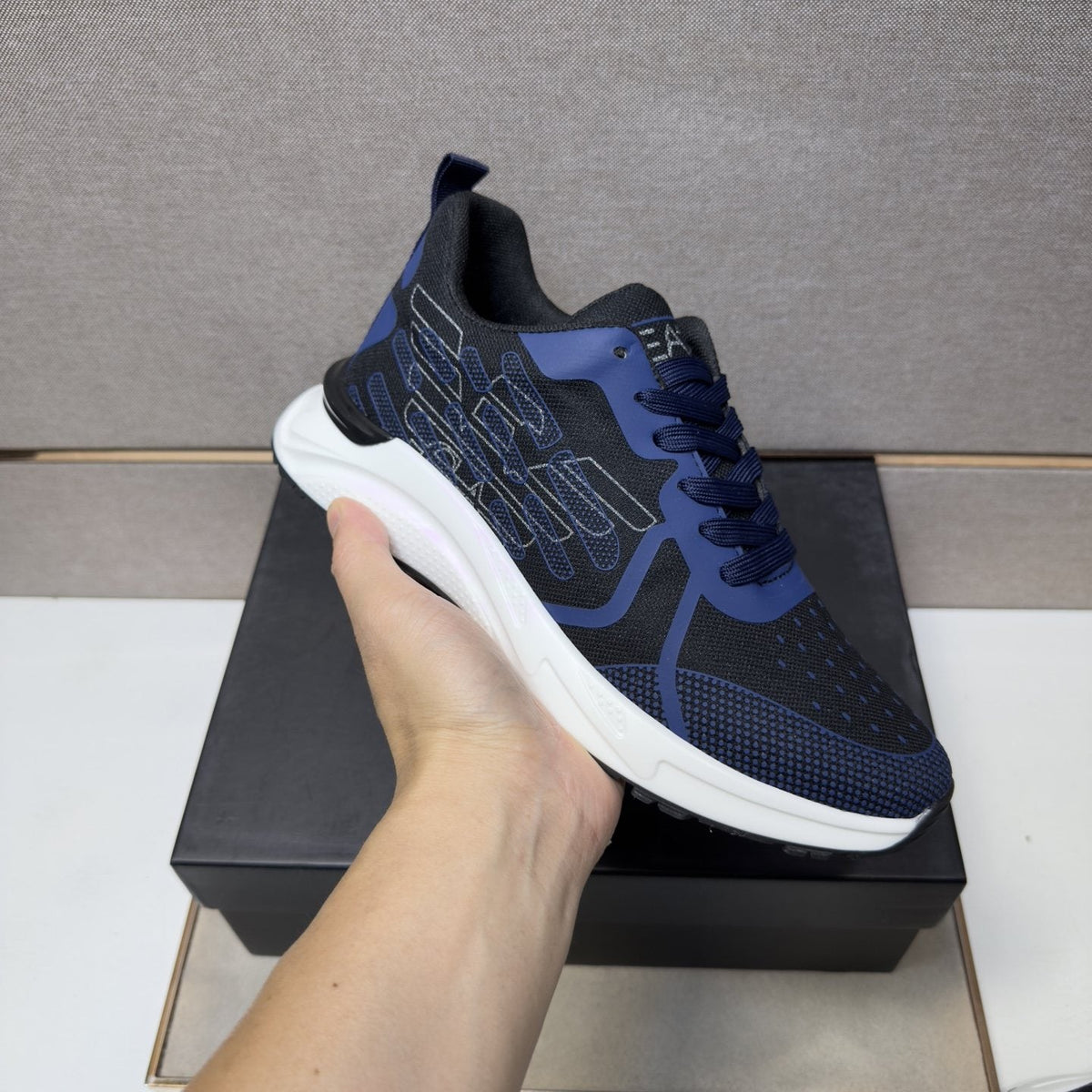 Emporio Armani Men’s Low-Top Sneakers — model