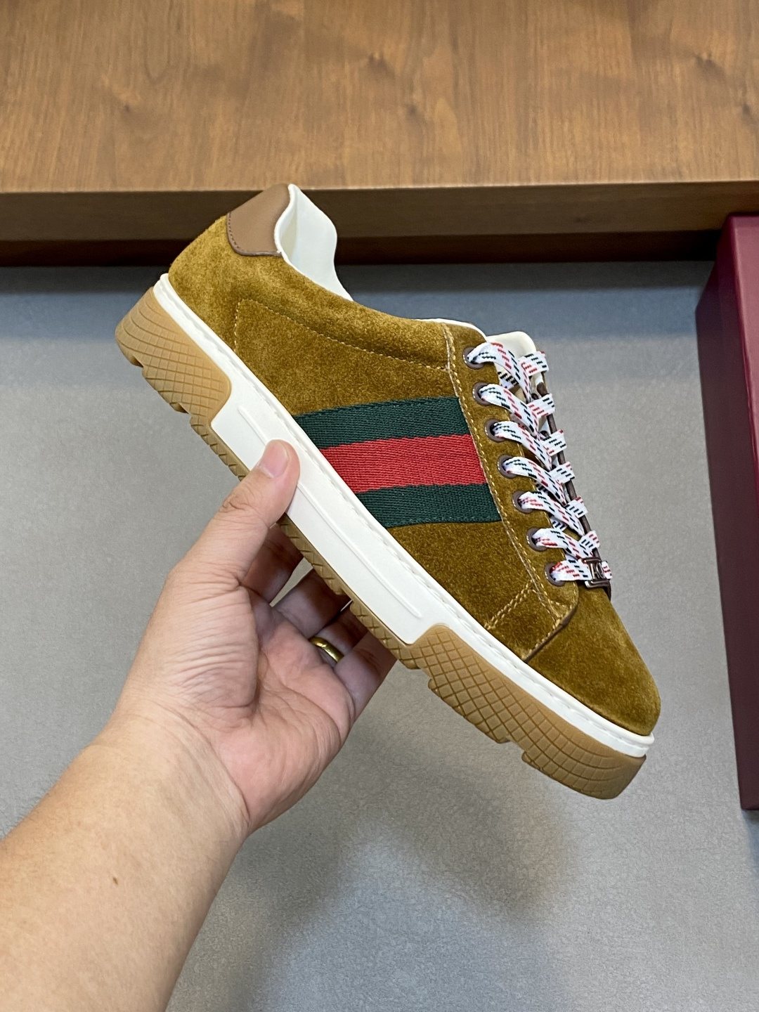 Gucci Stripe Low-Top Sneakers — model