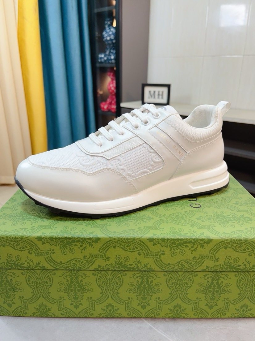 Gucci Men’s Textured Low-Top Sneakers — model