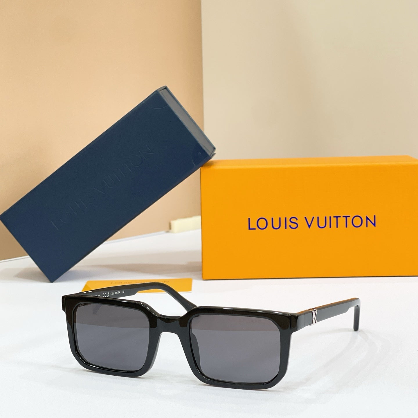 LOUIS VUITTON Sunglasses Z3293U