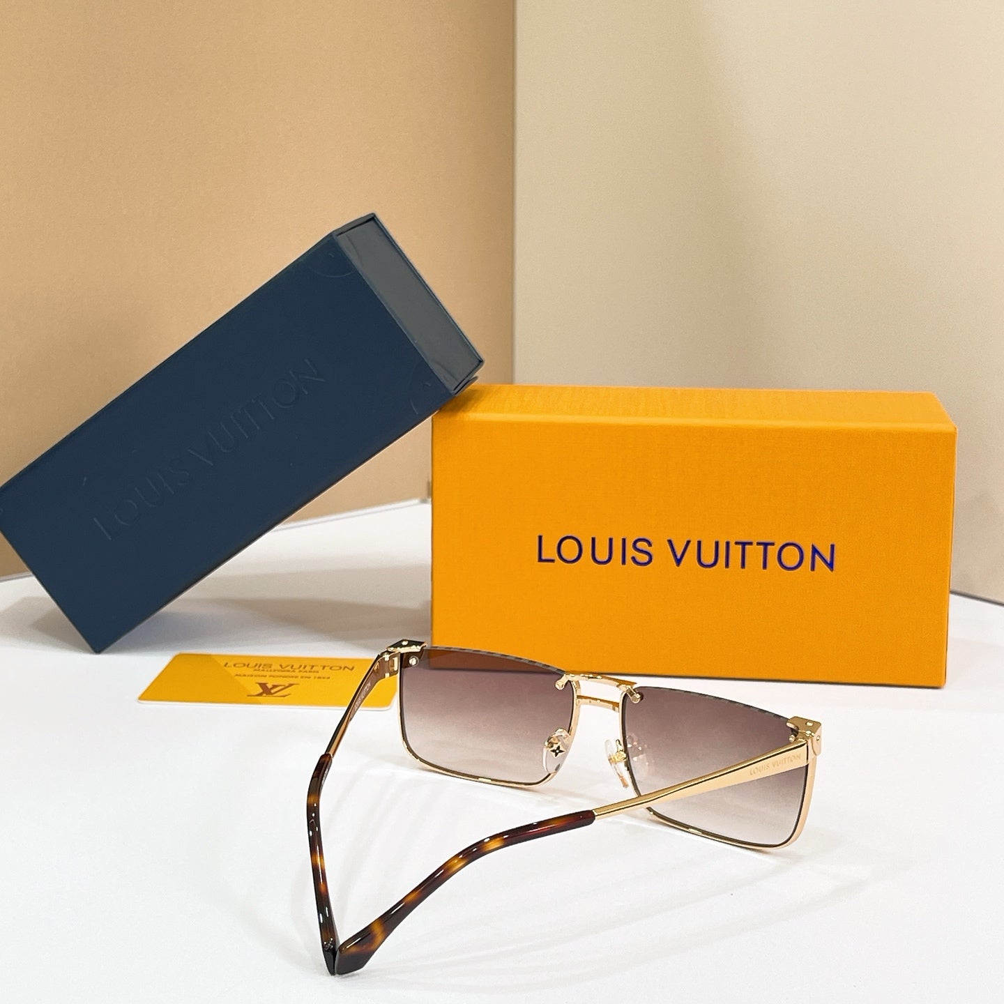 LOUIS VUITTON Sunglasses Z3206U