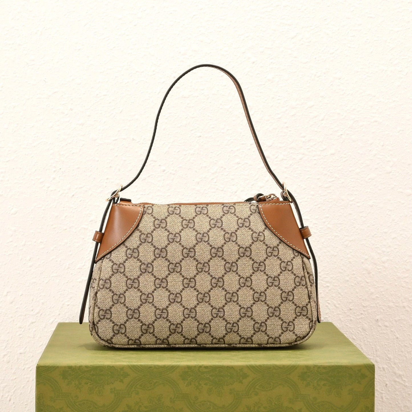 Gucci Emblem Small Zipped Tote Bag – 815218